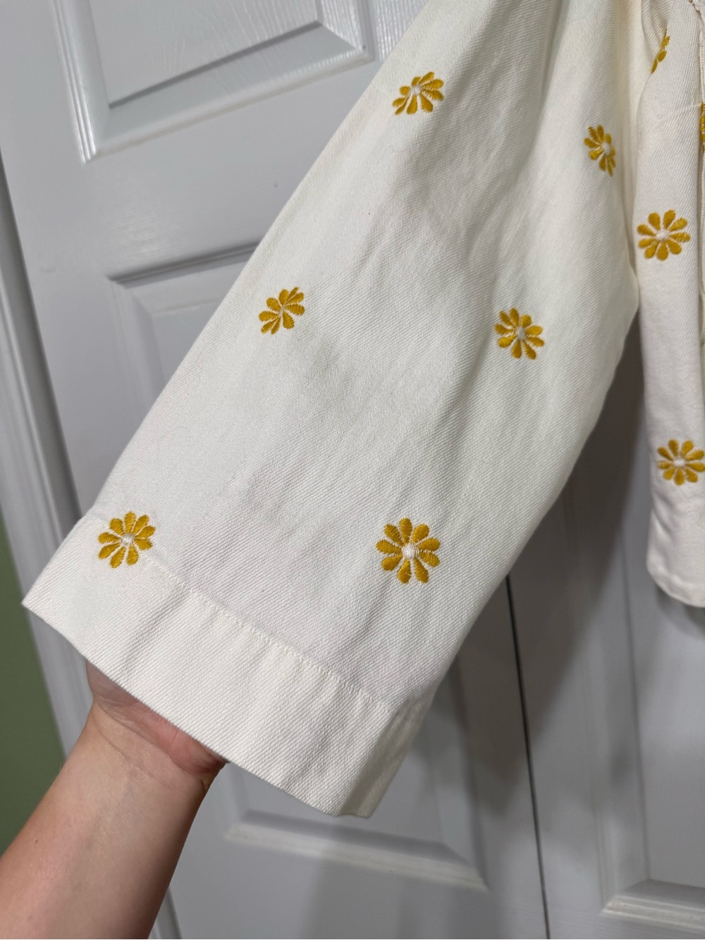 DAVI & DANI White Jean Jacket with Yellow Daisy Embroidery - Picture 2 of 4